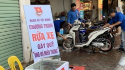 Rửa xe gây quỹ ủng hộ miền Trung