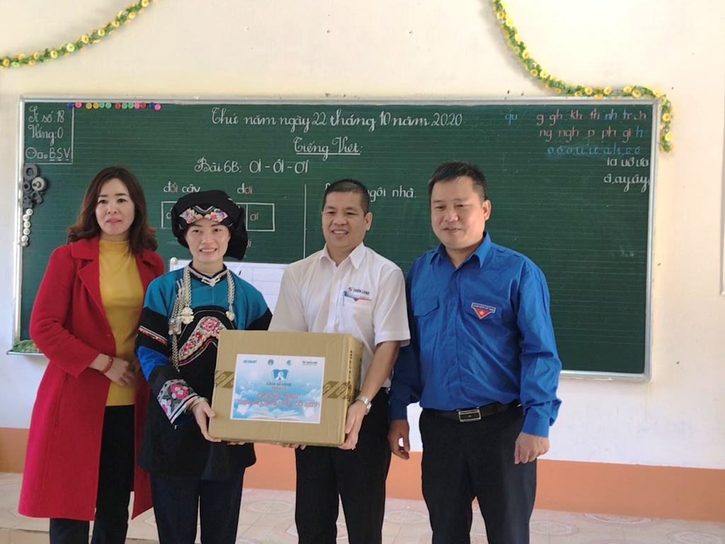 Đại diện Trung ương Đoàn và Tập đoàn Thiên Long trao quà động viên cô Lan