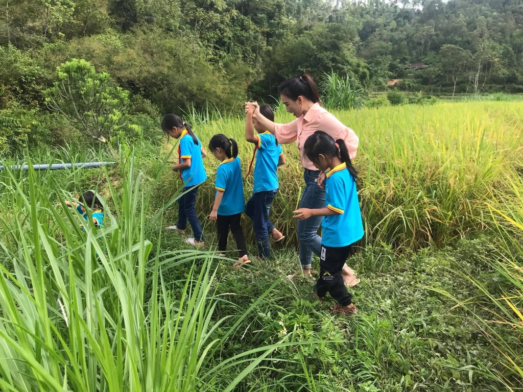 Cô giáo Thu và học trò trải nghiệm thực tế