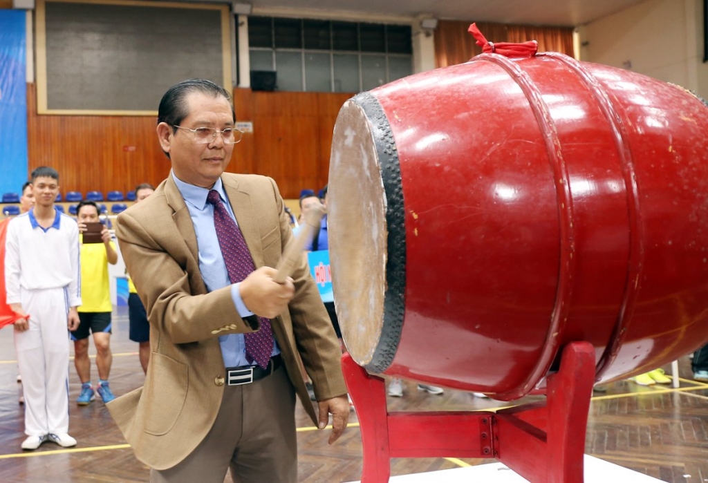 Ông Tô Quang Phán, Chủ tịch Hội Nhà báo thành phố Hà Nội đánh trống khai mạc Hội khỏe 