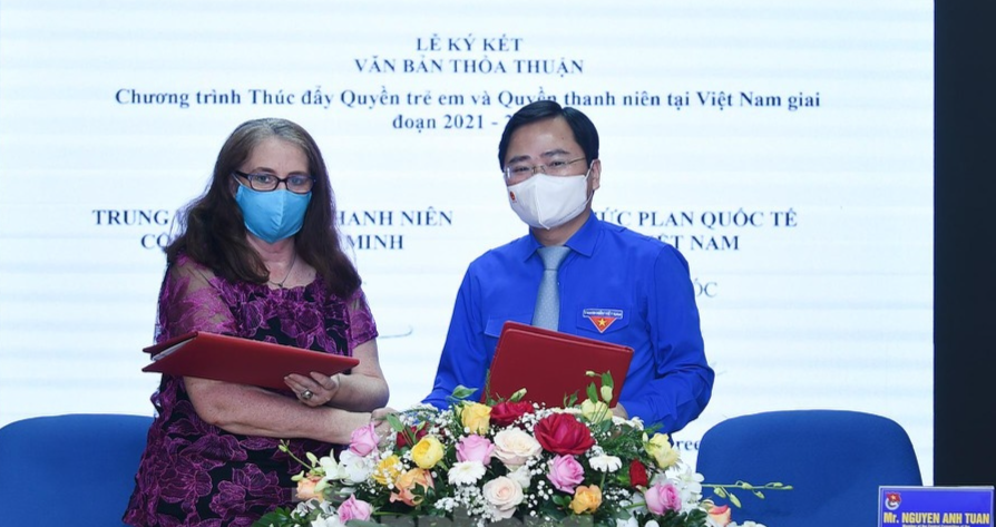 Anh Nguyễn Anh Tuấn và bà Sharon Maree Kane ký kết hợp tác