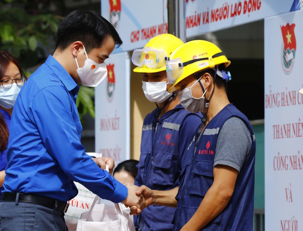 Bí thư Trung ương Đoàn Ngô Văn Cương trao túi quà an sinh tới thanh niên công nhân