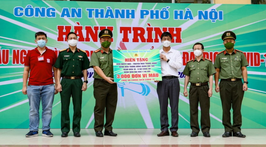 Trao biển tượng trưng 