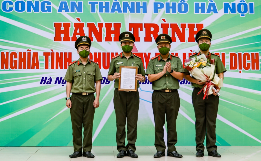 Thiếu tá Bùi Mạnh Hùng trao quyết định và tặng hoa tới Ban chủ nhiệm Câu lach bộ