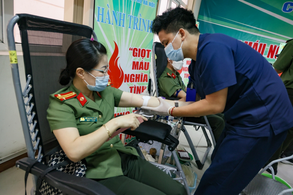 Cán bộ chiến sĩ hiến máu tình nguyện