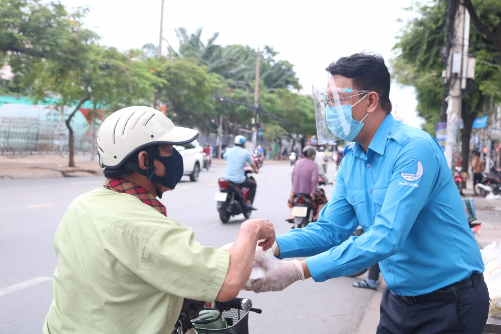 Anh Phan Lê Huy Hoàng phát cơm tình nguyện tới người dân