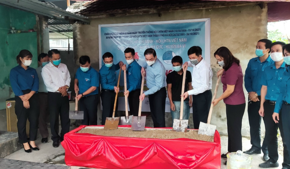 Các đồng chí đại diện lãnh đạo Thành đoàn, huyện Mỹ Đức, Đoàn Thanh niên các đơn vị khởi công xây dựng nhà nhân ái