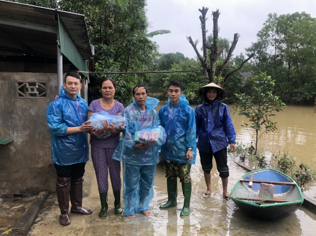 Thanh niên Hà Nội trao quà tại vùng lũ