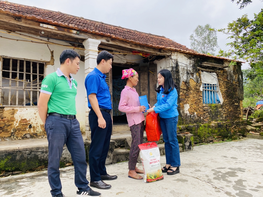 Chị Chu Hồng Minh trao quà tặng bà con vùng lũ 