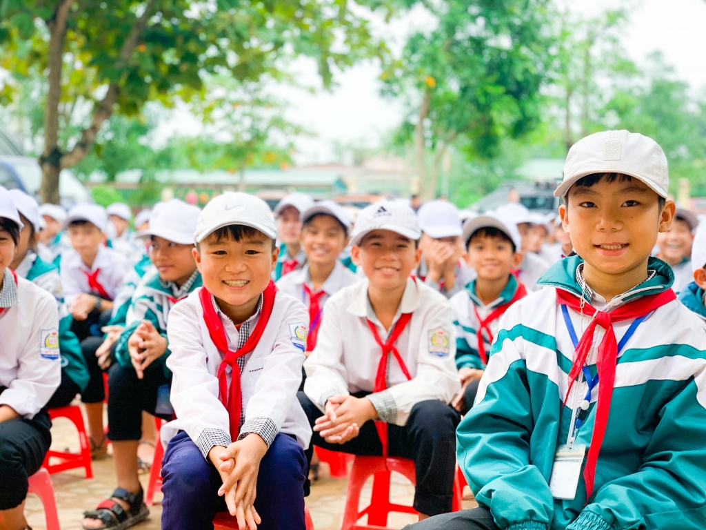 Nụ cười trở lại trên đôi môi các em nhỏ trường THCS Cẩm Duệ, Hà Tĩnh