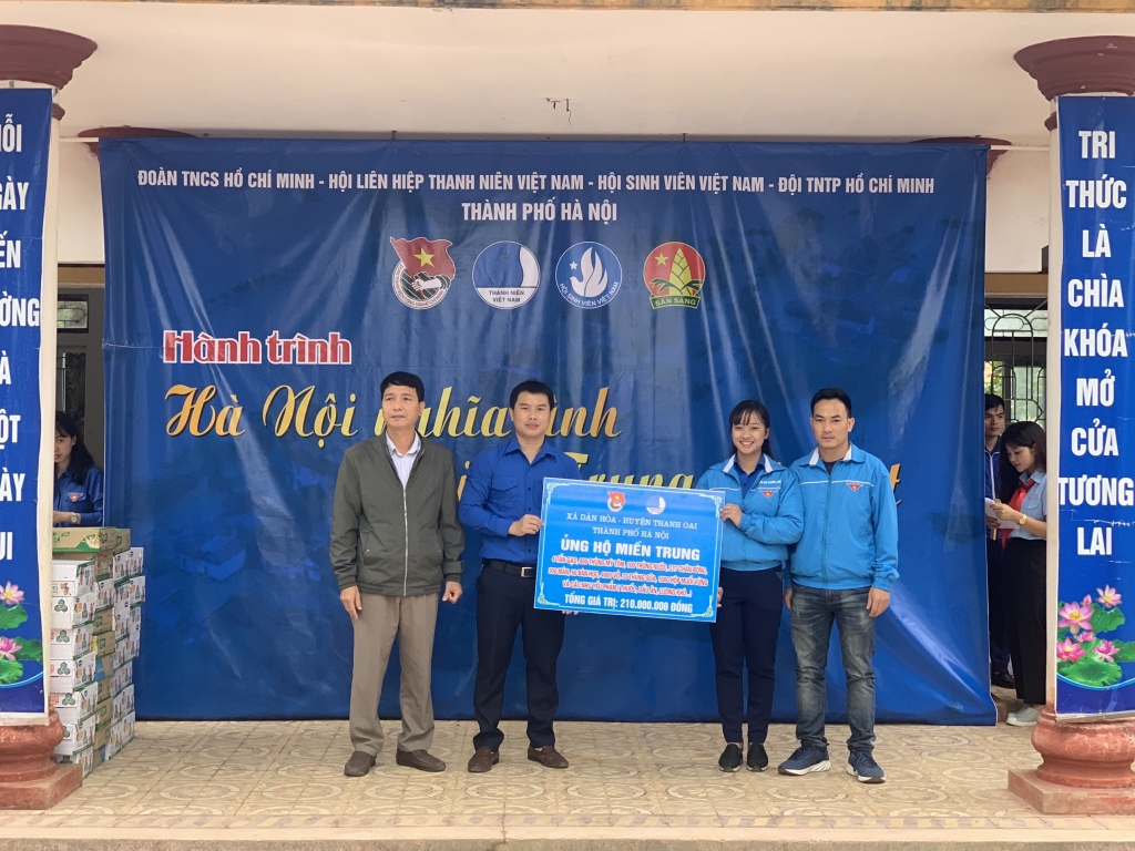 Đại diện Huyện đoàn Thanh Oai, Hà Nội trao quà hỗ trợ học sinh và nhân dân vùng lũ