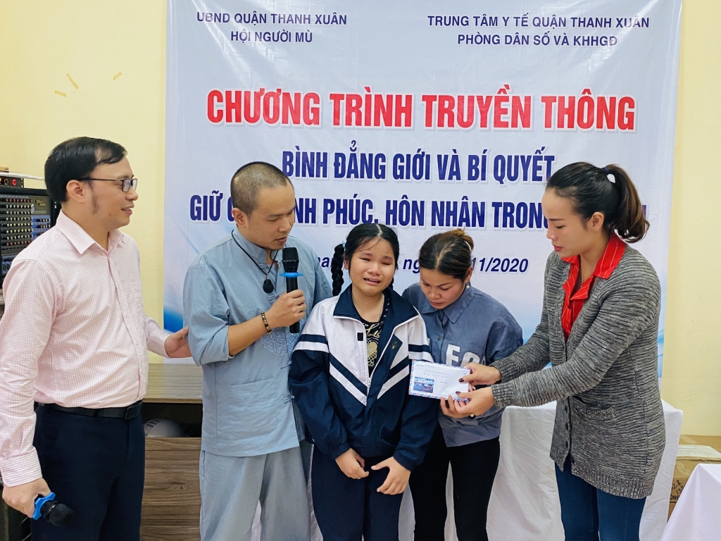 Vợ chồng nghệ sĩ Đức Thịnh tặng quà hỗ trợ bệnh nhân ung thư