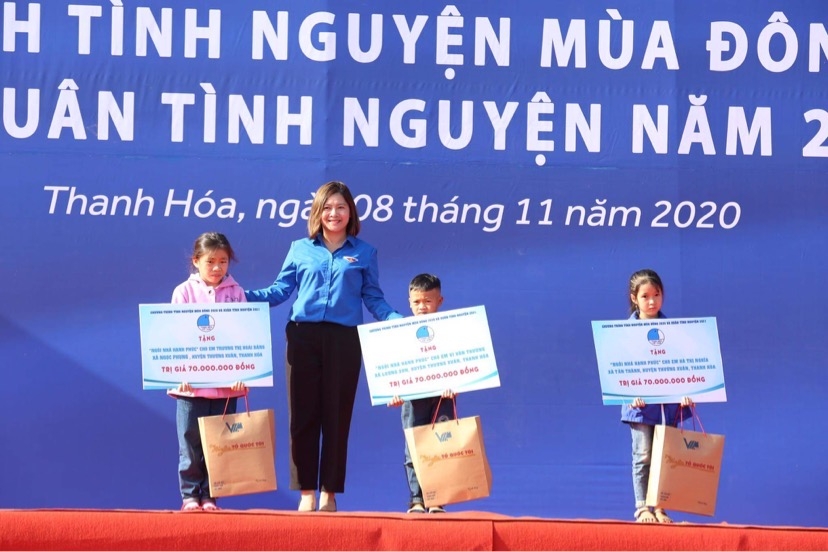 Đại diện Ban Tổ chức trao kinh phí xây dựng Ngôi nhà hạnh phúc 