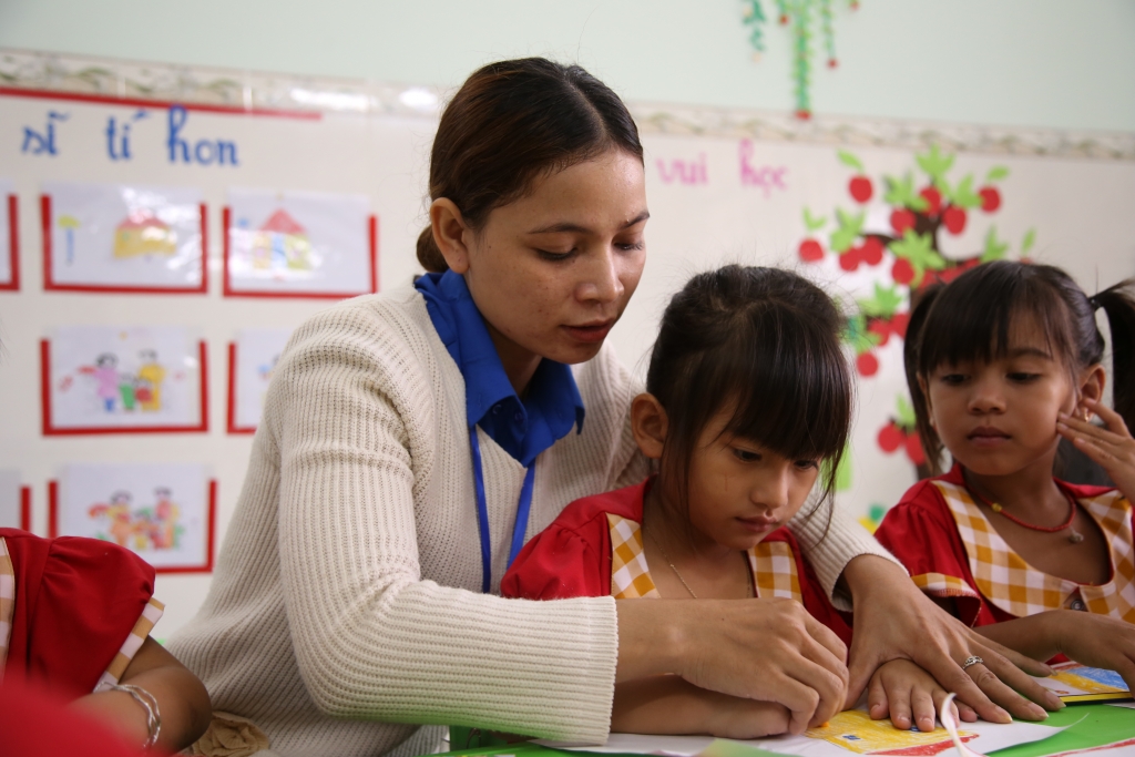 Cô giáo Đinh Thị Hồng Linh dạy các bé mầm non