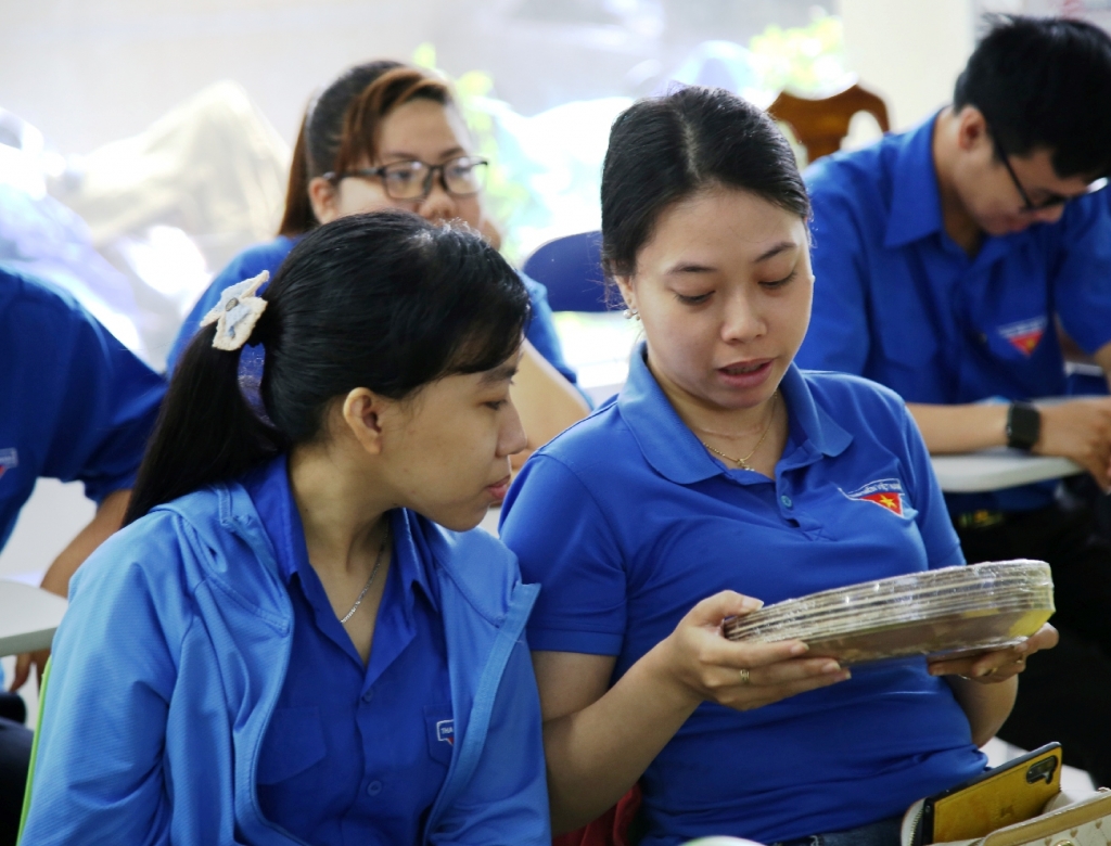 Các bạn thanh niên tỉnh Bình Định giới thiệu những sản phẩm khởi nghiệp của mình tới mọi người tham gia Hội nghị “Vai trò của khởi nghiệp đổi mới sáng tạo đối với sự phát triển kinh tế, xã hội tại địa phương”.