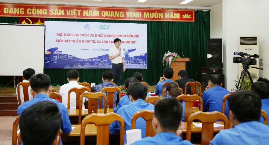 Chuyên gia về lĩnh vực Khởi nghiệp đổi mới sáng tạo chia sẻ với các bạn Thanh niên tỉnh Cao Bằng.