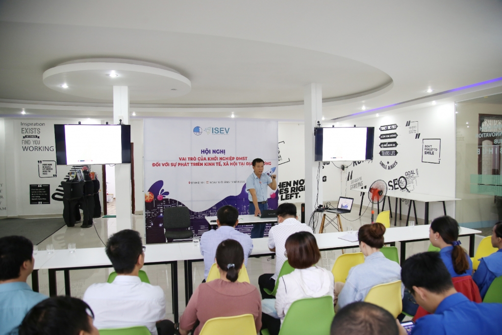 Chuyên gia chia sẻ với thanh niên tỉnh Bình Định về khởi nghiệp đổi mới sáng tạo.