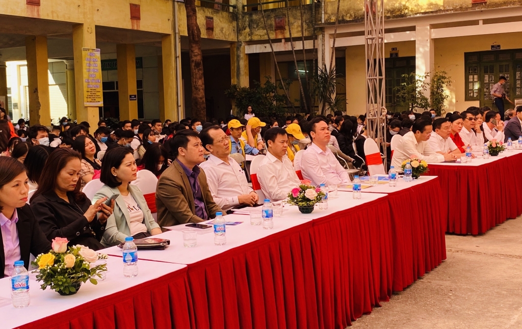 Các đại biểu đại diện lãnh đạo, doanh nghiệp, người lao động tham gia Phiên giao dịch việc làm lưu động quận Nam Từ Liêm 2020