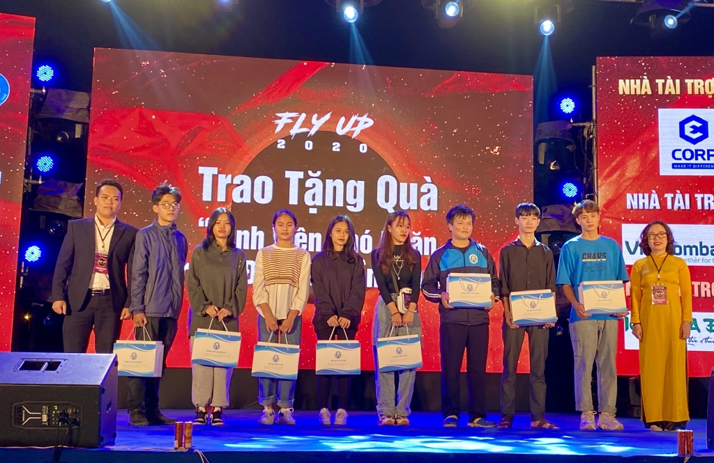 PGS.TS Nguyễn Thị Nhung, Phó Hiệu trưởng và Ths Lê Mạnh Hùng, Bí thư Đoàn Thanh niên trường Đại học Mở Hà Nội trao quà tặng các bạn sinh viên miền Trung PGS.TS Nguyễn Thị Nhung, Phó Hiệu trưởng và Ths Lê Mạnh Hùng, Bí thư Đoàn Thanh niên trường Đại học Mở Hà Nội trao quà tặng các bạn sinh viên miền Trung