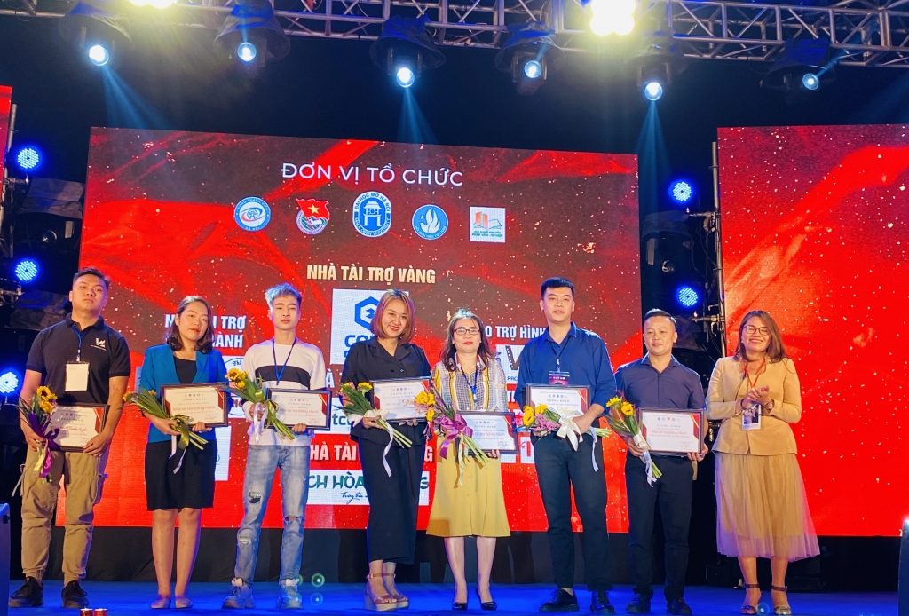 Ths Trần Phương Thảo, Chủ tịch Hội Sinh viên trường Đại học Mở Hà Nội tặng hoa cảm ơn các đơn vị đồng hành Ths Trần Phương Thảo, Chủ tịch Hội Sinh viên trường Đại học Mở Hà Nội tặng hoa cảm ơn các đơn vị đồng hành