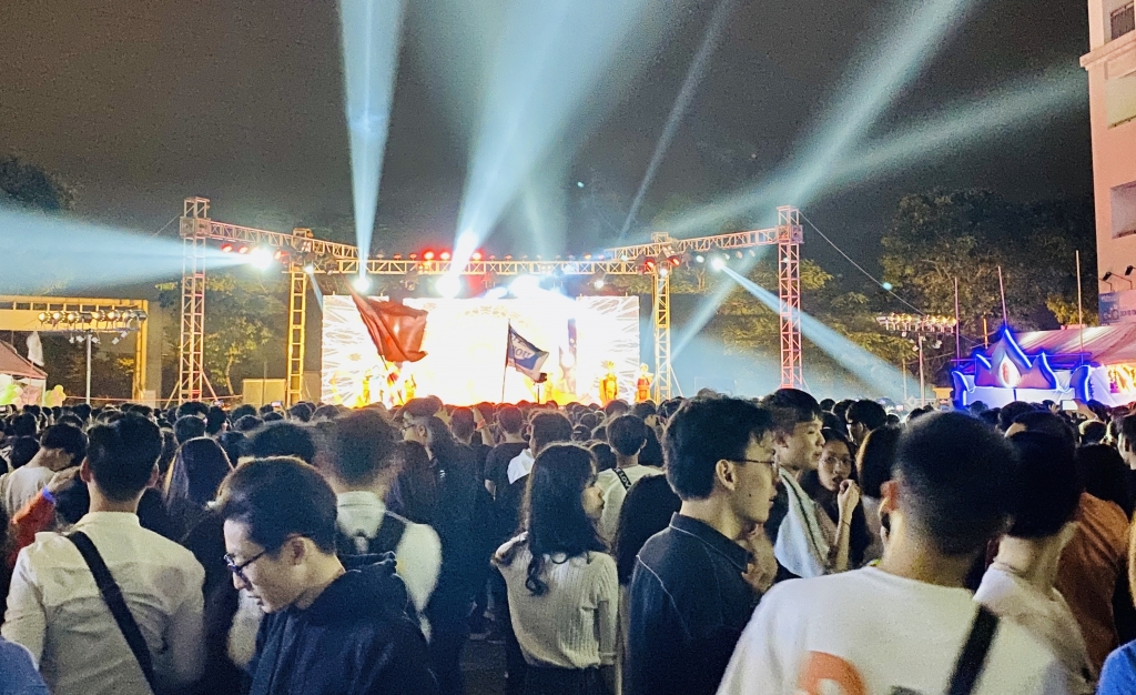 Đại nhạc hội “bùng cháy” với đông đảo sinh viên tham gia