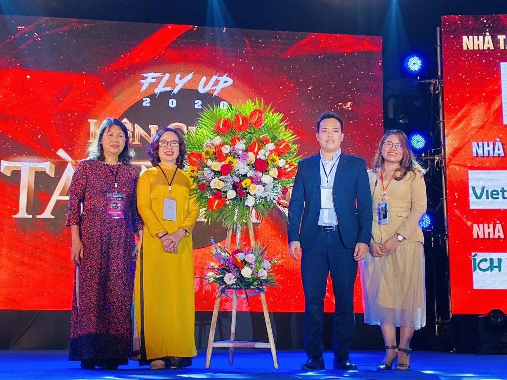 Đại diện tuổi trẻ trường Đại học Mở Hà Nội tặng hoa chúc mừng các thầy cô nhân dịp 20/11 Đại diện tuổi trẻ trường Đại học Mở Hà Nội tặng hoa chúc mừng các thầy cô nhân dịp 20/11