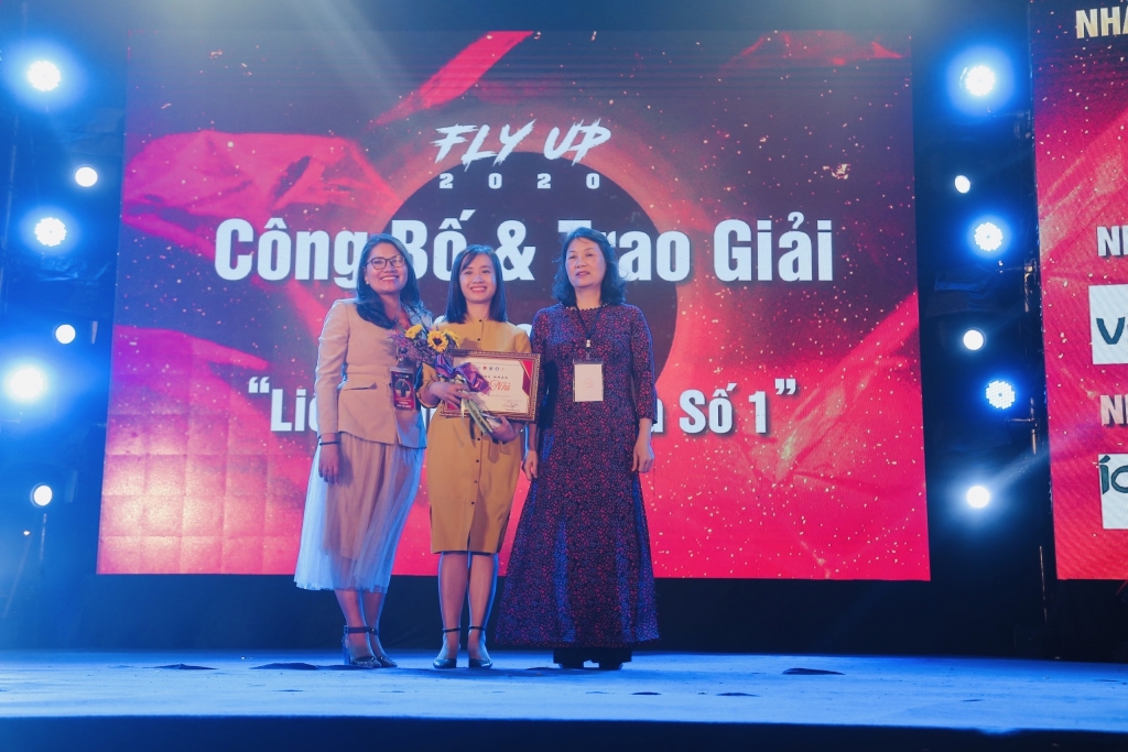 Đại diện Ban Tổ chức trao giải tới các Liên chi hội tài năng Đại diện Ban Tổ chức trao giải tới các Liên chi hội tài năng