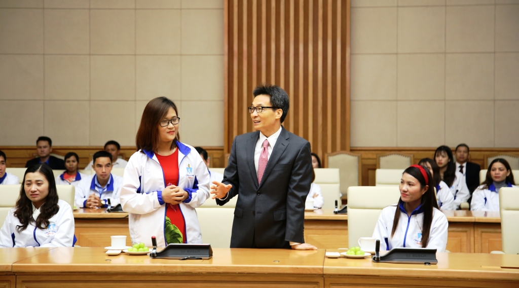 Phó Thủ tướng Vũ Đức Đam chia sẻ với giáo viên dân tộc thiểu số