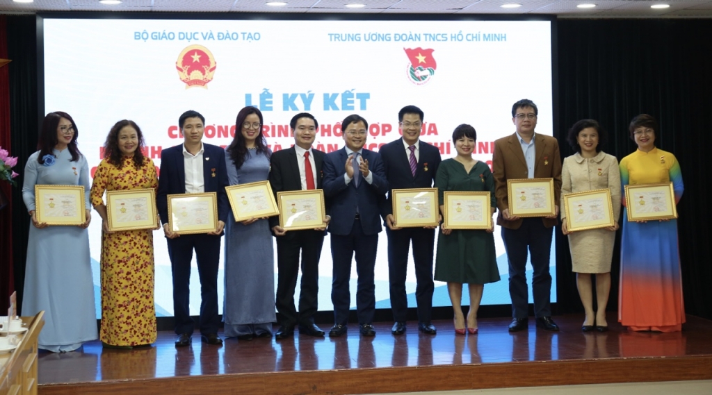 Bí thư Thứ nhất Trung ương Đoàn Nguyễn Anh Tuấn trao tặng Kỷ niệm chương Vì thế hệ trẻ cho 11 cán bộ Bộ Giáo dục và Đào tạo