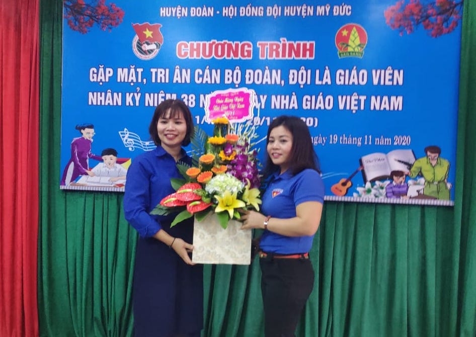 Đại diện Huyện đoàn - Hội đồng Đội huyện Mỹ Đức tặng hoa chúc mừng thầy cô