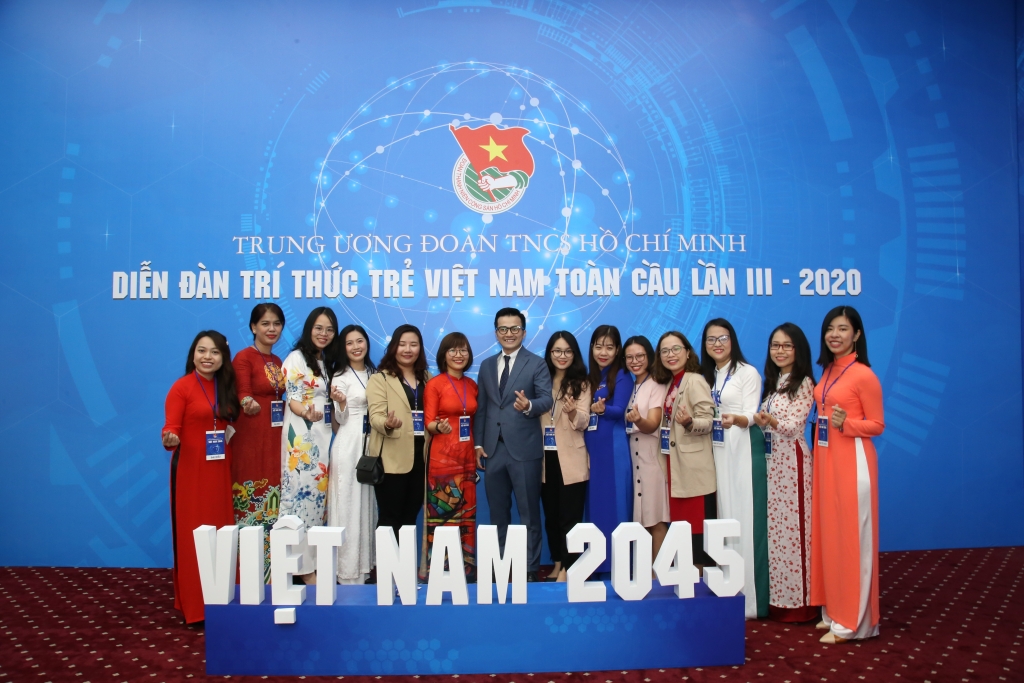 Các trí thức trẻ Việt Nam tham gia diễn đàn