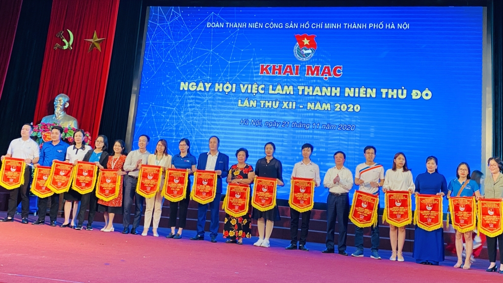 Các đơn vị tham gia ngày hội nhận cờ lưu niệm