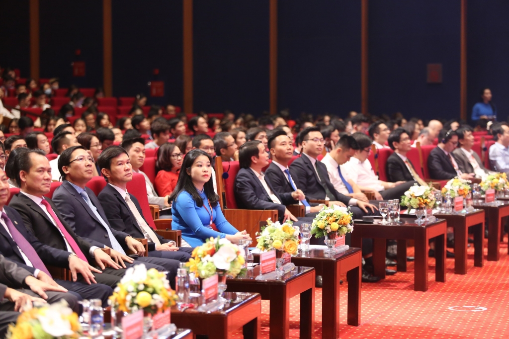 Các đồng chí đại biểu Trung ương, thành phố Hà Nội dự chương trình
