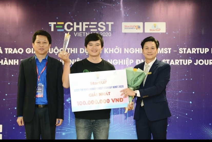 Đại diện Ban Tổ chức trao giải Nhất cuộc thi Startup Hunt 2020