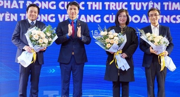 Đồng chí Nguyễn Ngọc Lương, Bí thư BCH Trung ương Đoàn, Chủ tịch Hội đồng Đội Trung ương tặng hoa các đơn vị đồng hành
