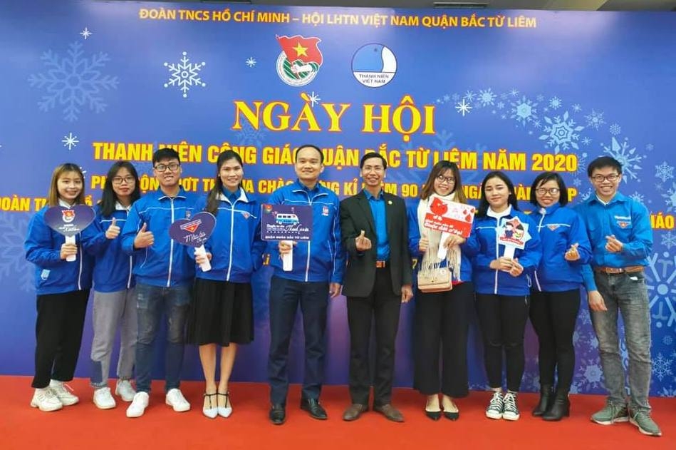 Các bạn thanh niên rạng rỡ trong ngày hội 