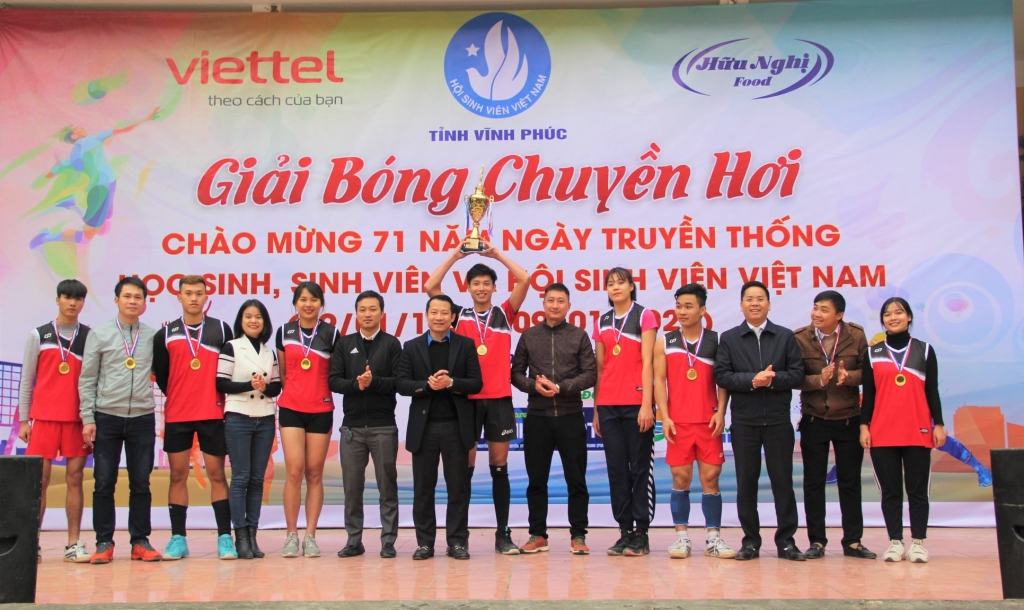 Đồng chí Khổng Sơn Thành – Phó Bí thư Tỉnh đoàn; Đồng chí Nguyễn Văn Tú – UVBTV Tỉnh đoàn, Phó chủ tịch Hội sinh viên Việt Nam tỉnh trao cúp vô địch cho đội bóng trường Cao đẳng Nghề Vĩnh Phúc