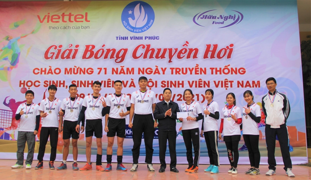 Đồng chí Nguyễn Văn Tú – UVBTV Tỉnh đoàn, Phó chủ tịch Hội sinh viên Việt Nam tỉnh trao giải nhì cho đội bóng Đại học Sư phạm Hà Nội 2