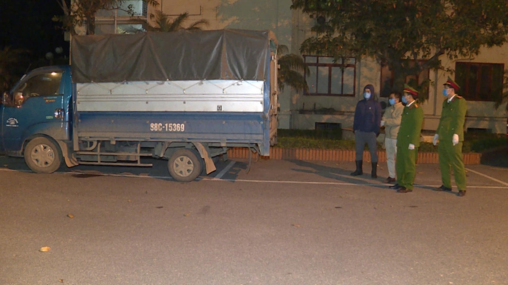 Phòng Cảnh sát giao thông Công an tỉnh kiểm tra, phát hiện xe ô tô BKS: 88C-153.69 do Lê Văn Công đang vận chuyển động vật