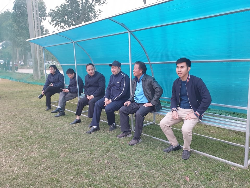 Bí thư Thành ủy Vĩnh Yên (thứ 3 từ phải qua) theo dõi các cầu thủ thi đấu giao hữu