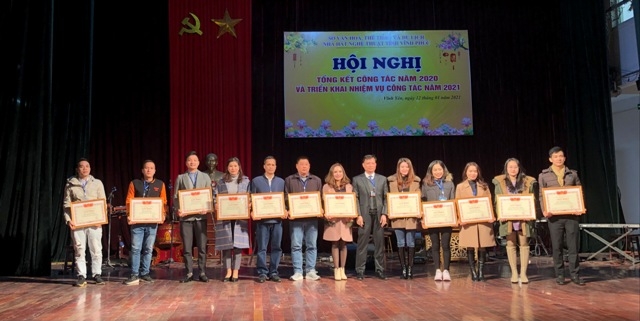 Khen thưởng các tập thể, các nhân đạt thành tích cao trong năm qua