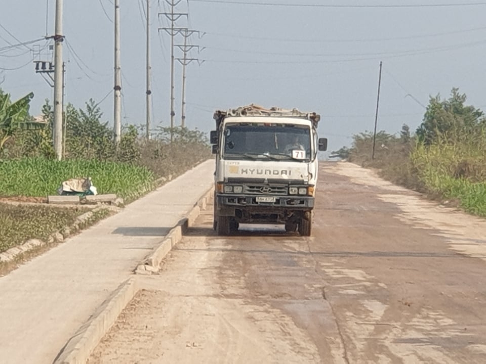 Xe vận chuyển long 71 đang băm nát, gây ô nhiểm môi trường tại đường 36, xã Kim Long, huyện Tam Dương