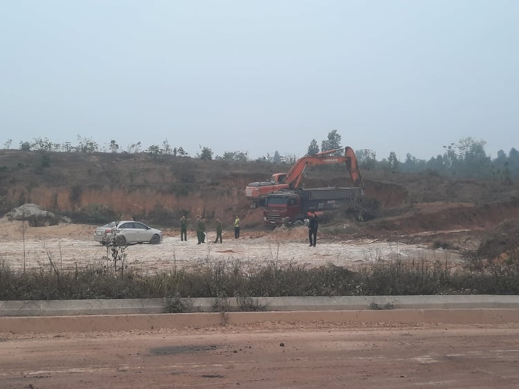 Trước đó, ngày 06/01, Công an tỉnh Vĩnh Phúc phối hợp cùng Công an huyện Tam Dương đột xuất kiểm tra tại địa điểm nói trên, phát hiên 01 máy xúc cùng 3 phương tiện vân tải trên xe có hàng có biểu hiện quá khổ, quá tải