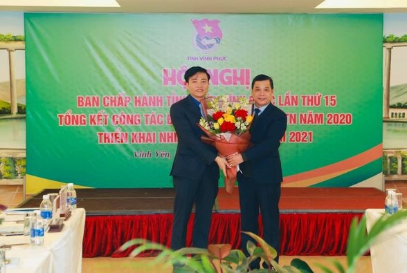 Đồng chí Phan Thanh Nam - Phó Trưởng ban Tổ chức Tỉnh uỷ tặng hoa chúc mừng đồng chí Nguyễn Trung Kiên - Bí thư Tỉnh đoàn - Chủ tịch Hội LHTN Việt Nam tỉnh Vĩnh Phúc