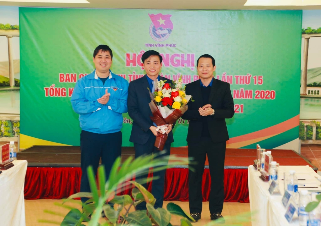 Các đồng chí Trần Anh Tuấn - Phó Bí thư Tỉnh đoàn; Khổng Sơn Thành - Phó Bí thư Tỉnh đoàn tặng hoa chúc mừng đồng chí Nguyễn Trung Kiên - Bí thư Tỉnh đoàn - Chủ tịch Hội LHTN Việt Nam tỉnh Vĩnh Phúc