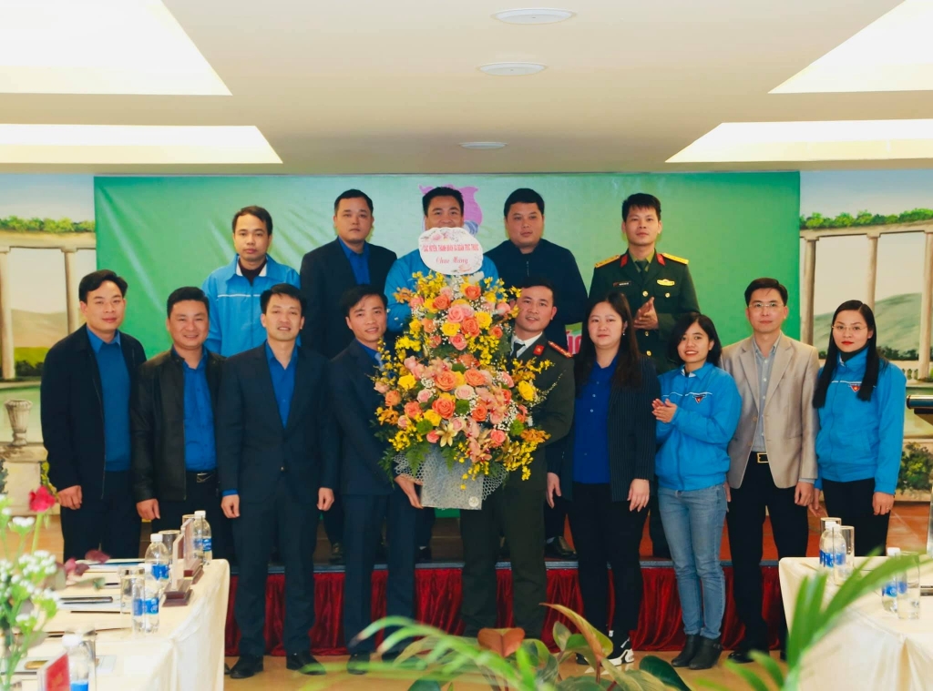Các đồng chí đại diện các Huyện, Thành đoàn, Đoàn trực thuộc tặng hoa chúc mừng đồng chí Nguyễn Trung Kiên - Bí thư Tỉnh đoàn - Chủ tịch Hội LHTN Việt Nam tỉnh Vĩnh Phúc