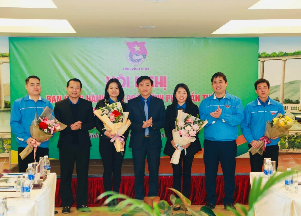 Các đồng chí Thường trực Tỉnh đoàn tặng hoa chúc mừng các đồng chí được bầu bổ sung chức danh Uỷ viên Ban Thường vụ Tỉnh đoàn