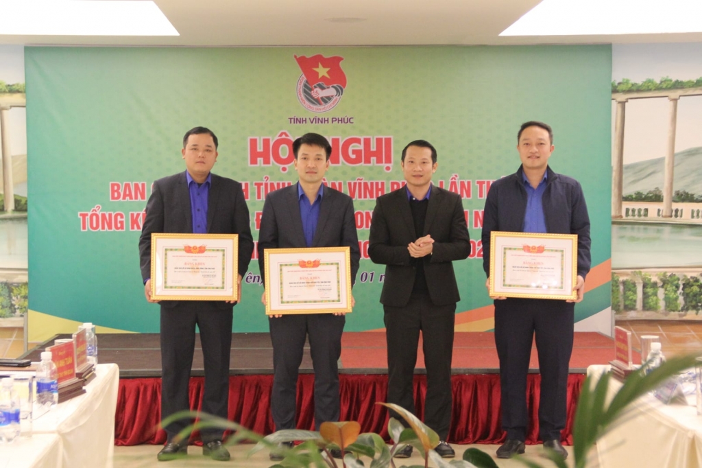 Đồng chí Khổng Sơn Thành - Phó Bí thư Tỉnh đoàn trao tặng bằng khen cho các đơn vị xuất sắc trong công tác đoàn và phong trào thanh thiếu nhi năm 2020
