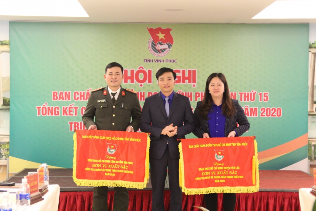 Đồng chí Nguyễn Trung Kiên - Bí thư Tỉnh đoàn - Chủ tịch Hội LHTN Việt Nam tỉnh trao tặng cờ thi đua cho các đơn vị xuất sắc trong công tác Đoàn và phong trào Thanh thiếu nhi năm 2020