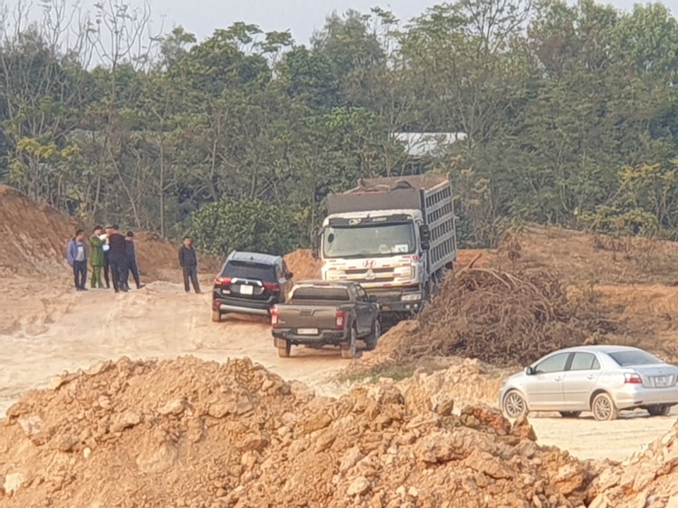 Chiều 14/01, Công an xã Kim Long, huyện Tam Dương đã tiến hành kiểm tra và thu giữ phương tiện múc và vận chuyển đất trái phép trên địa bàn.